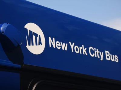 Guardia de seguridad del metro de NY acepta dinero en efectivo