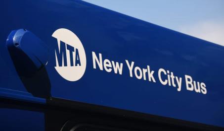 Dos hombres apu&ntilde;alan a un adolescente de origen dominicano en un autob&uacute;s en El Bronx