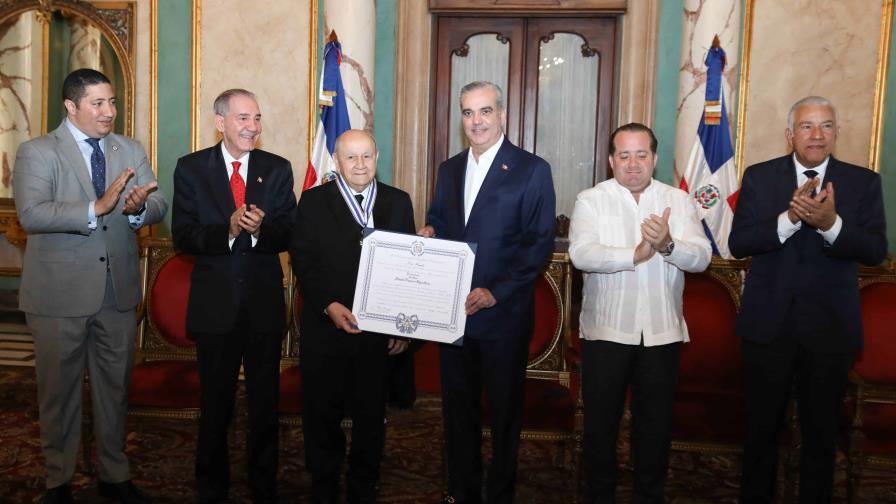 Presidente Abinader condecora al rector de Apec con la Orden Duarte, Sánchez y Mella