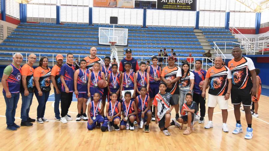 Fundación realiza un amistoso de baloncesto en San Francisco de Macorís