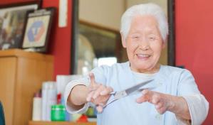 Reconocen a una japonesa de 108 años como la peluquera en activo más mayor del mundo