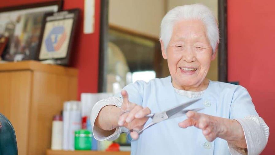 Reconocen a una japonesa de 108 años como la peluquera en activo más mayor del mundo