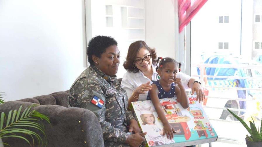 Mujeres en uniforme: la historia de sacrificio y esperanza de una madre policía