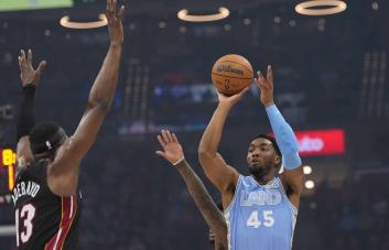 Cavaliers arrollan a Heat para hilvanar 12 triunfos y asegurar un lugar en los playoffs