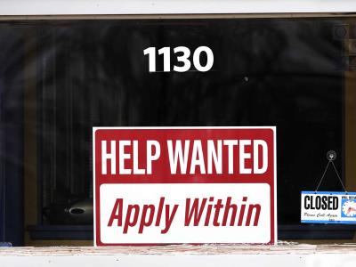 Menos estadounidenses solicitan ayuda por desempleo
