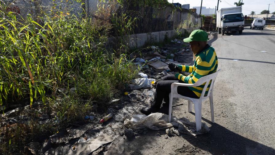 La acera de la calle Juan Ballenilla es un obstáculo para los peatones por la  maleza