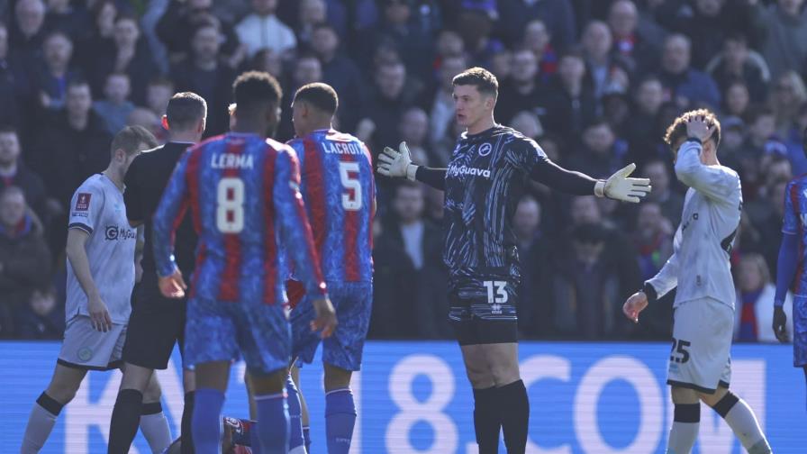 Portero del Millwall recibe amenazas tras patear en la cabeza a Mateta y la FA duplica su suspensión