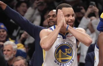 Curry aporta 40 puntos a Warriors, que superan 121-119 a Nets y cierran gira con foja de 4-1