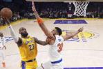 Doncic y James conducen a Lakers a una victoria sobre Knicks en tiempo extra