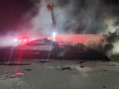 Bomberos combaten incendio en tres yates de lujo en Miami