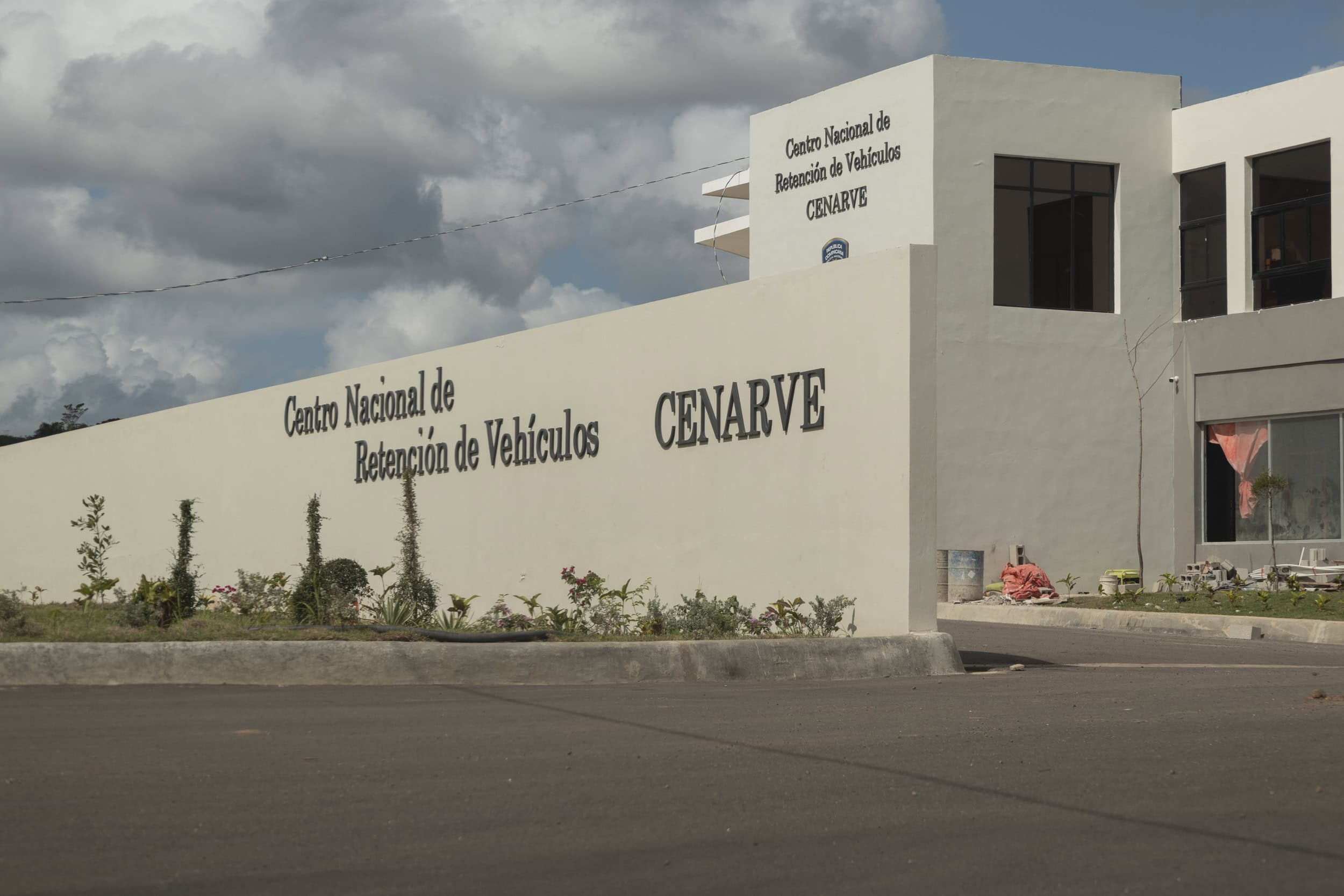 Fachada principal del Centro Nacional del Retención de Vehículos.