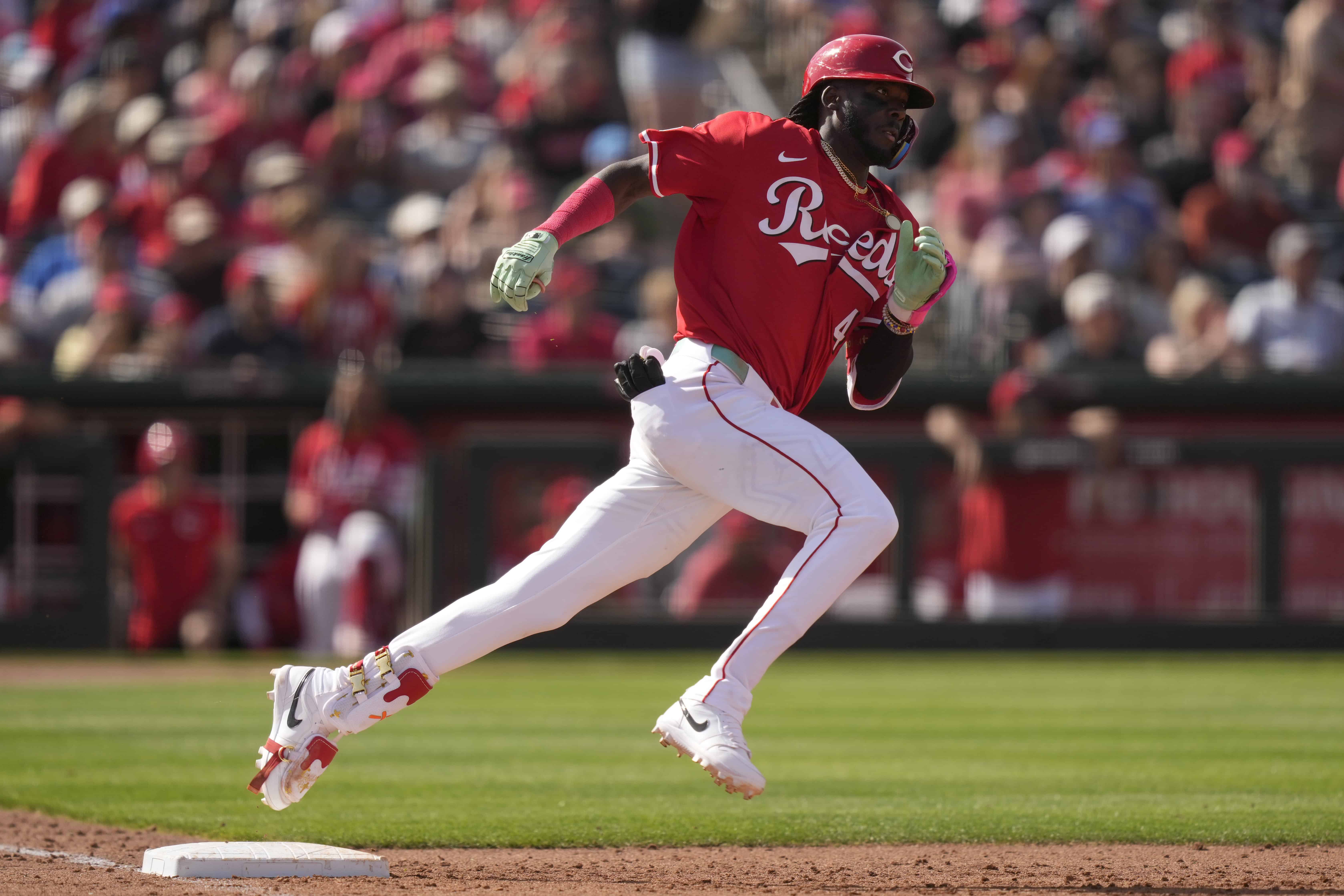 Elly De La Cruz, de los Rojos de Cincinnati, cruza la primera base después de conectar un doblete productor que impulsó a Matt McLain durante la sexta entrada de un partido de béisbol de entrenamiento de primavera contra los Padres de San Diego, el sábado 1 de marzo de 2025, en Goodyear, Arizona.<br>