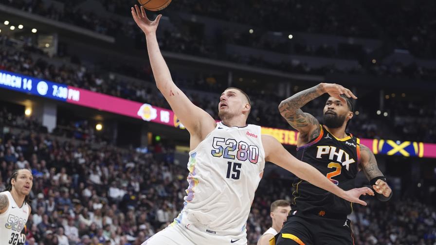 Jokic hace historia con el primer triple de 30-20-20 en la NBA en triunfo de Nuggets