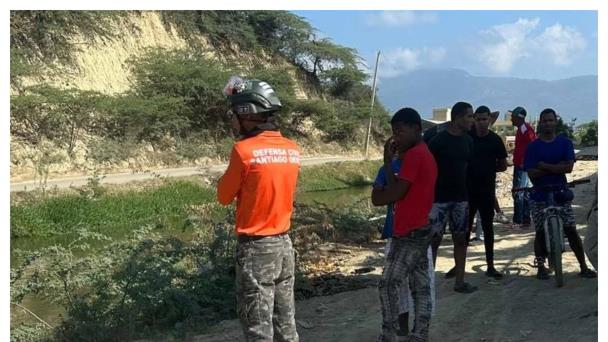 Autoridades recuperan cadáver de joven delivery que cayó a un canal en Santiago