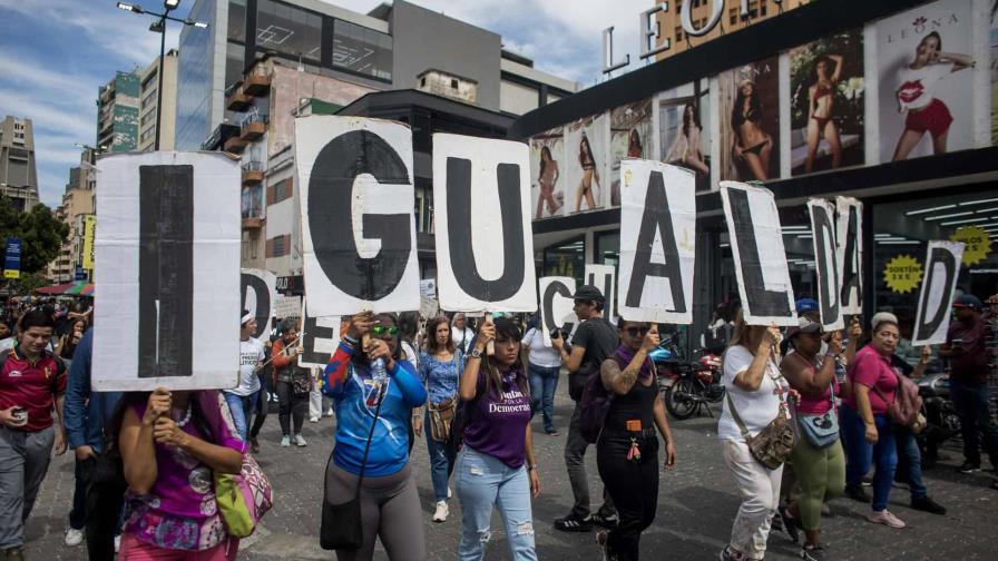 Mujeres en Latinoamérica exigen en las calles igualdad y protección contra la violencia