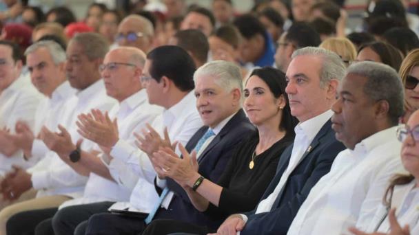 Presidente Abinader encabeza graduación de más de 1,300 jóvenes del programa Oportunidad 14-24