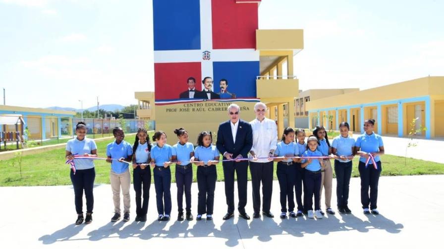 Abinader inaugura dos centros educativos, uno en honor a su padre en Santiago