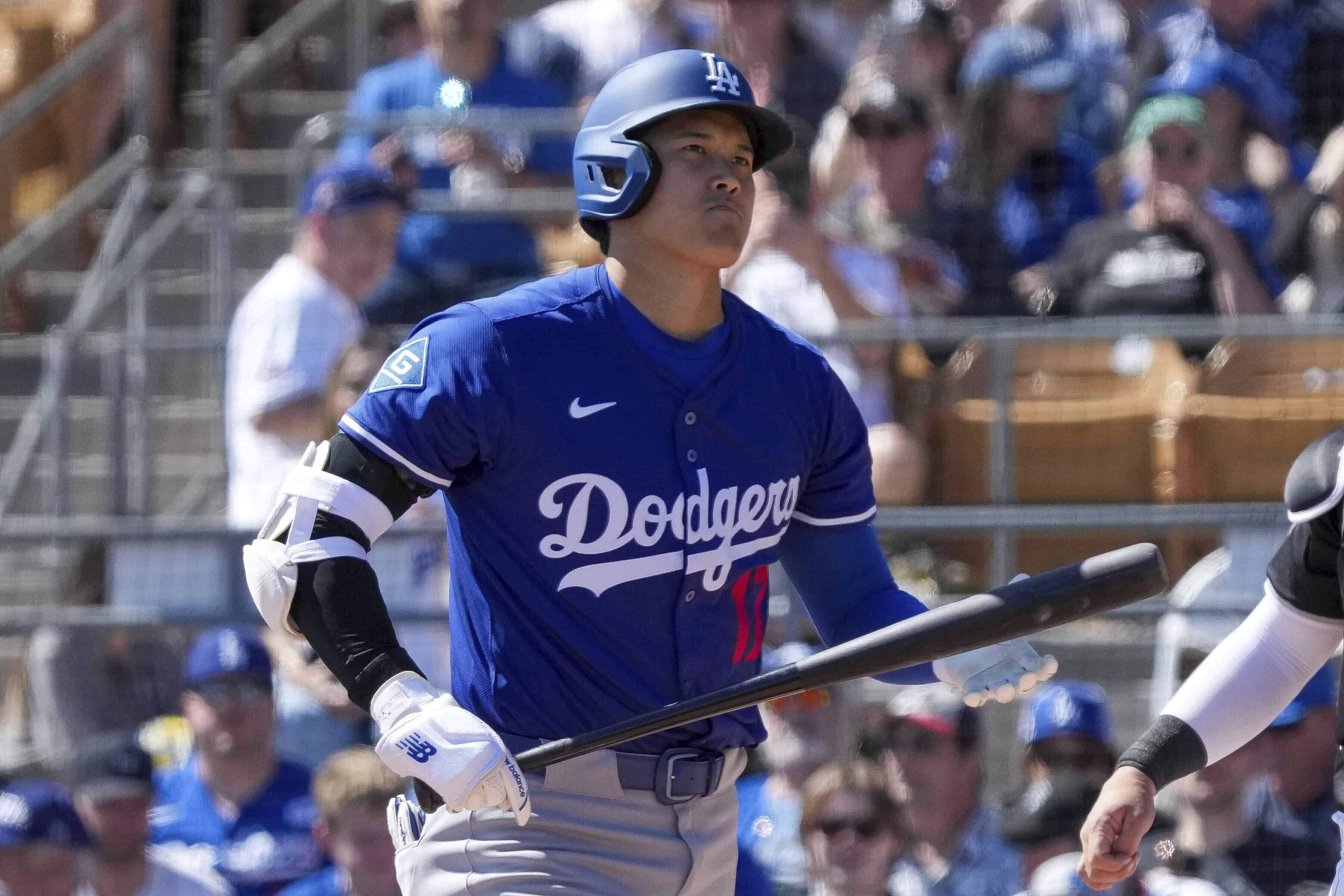 Shohei Ohtani (17), de los Dodgers de Los Ángeles, reacciona en la primera entrada de un partido de béisbol de pretemporada contra los Medias Blancas de Chicago, el sábado 8 de marzo de 2025, en Phoenix.