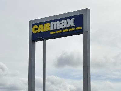 Conductor arremete contra agencia de autos en California; 8 heridos