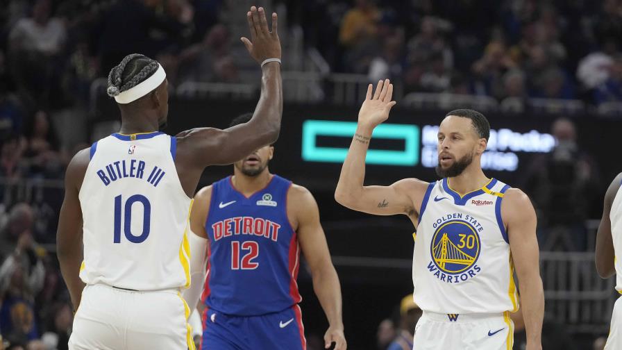 Green anota triple, Curry supera los 25.000 puntos y Warriors vencen 115-110 a Pistons