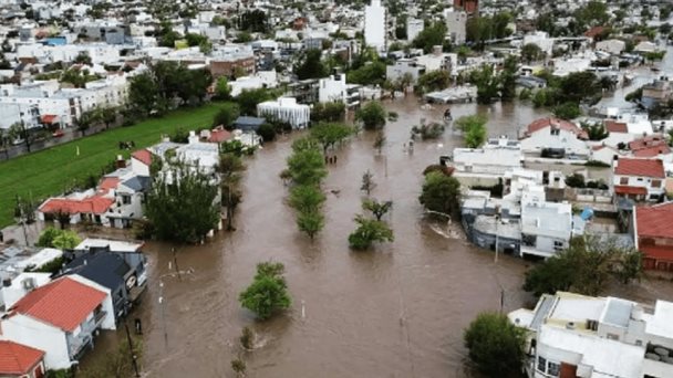 Aumentan a 13 los muertos por temporal en ciudad portuaria argentina