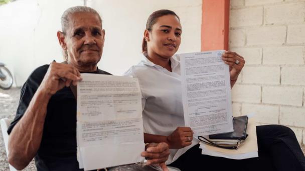El Mived entrega 53 títulos de propiedad en INVI-Jaibón, Laguna Salada
