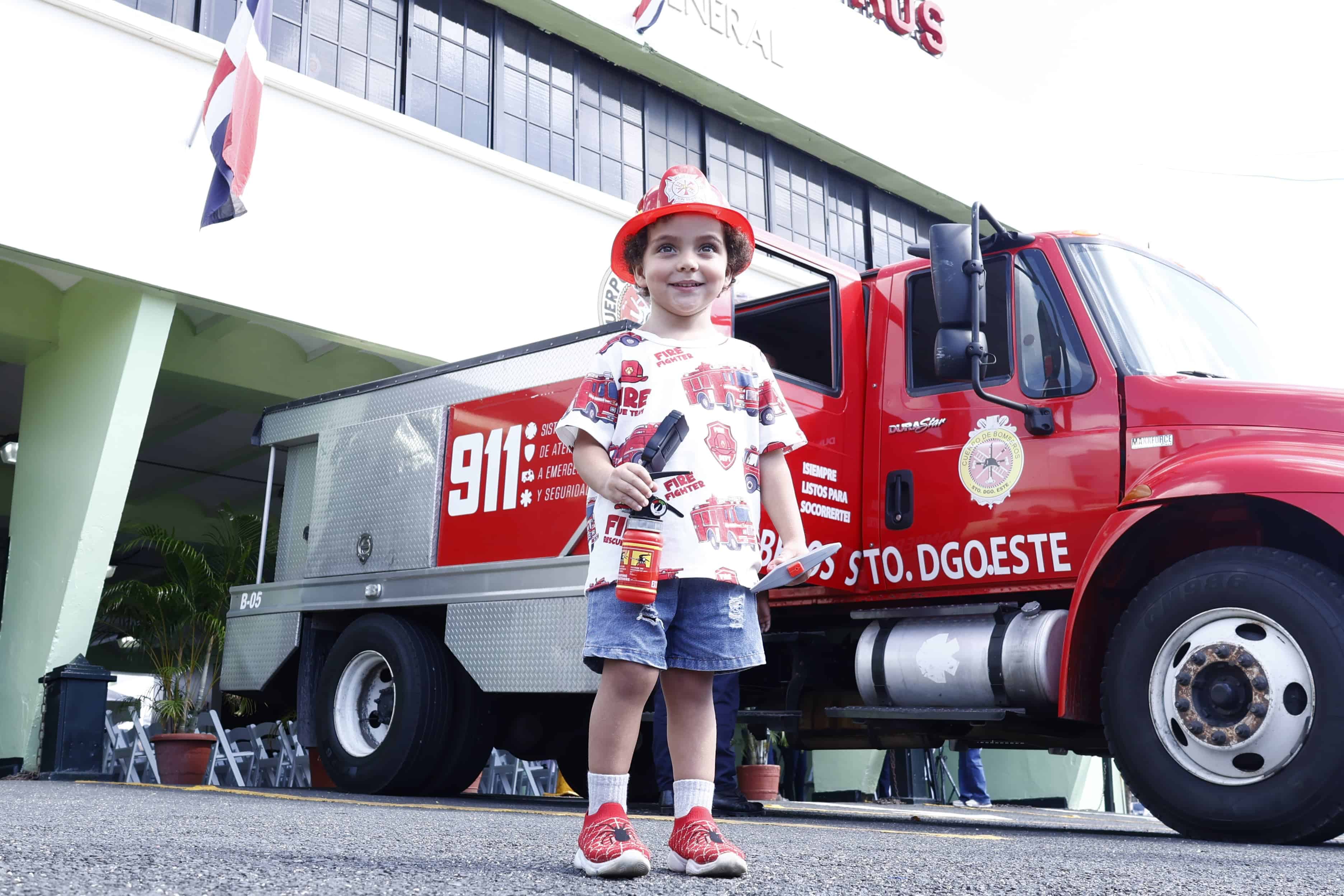 Uno de los niños que asistieron a la actividad infantil del Cuerpo de Bomberos.