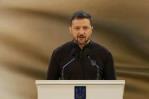 Zelenski se disculpa con ironía por no vestir traje, un guiño a su visita a la Casa Blanca