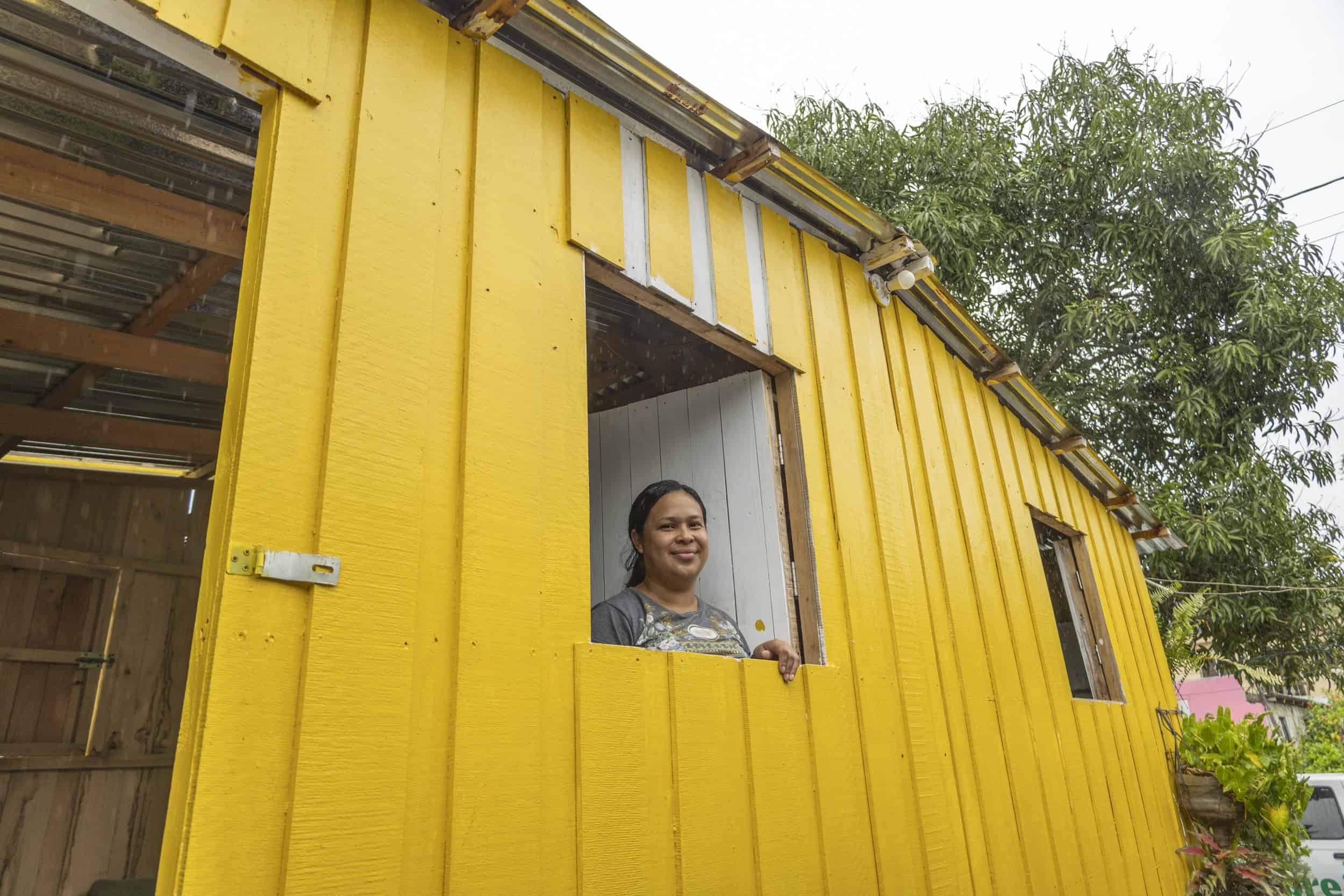 Ángela María de León dentro de su casa.