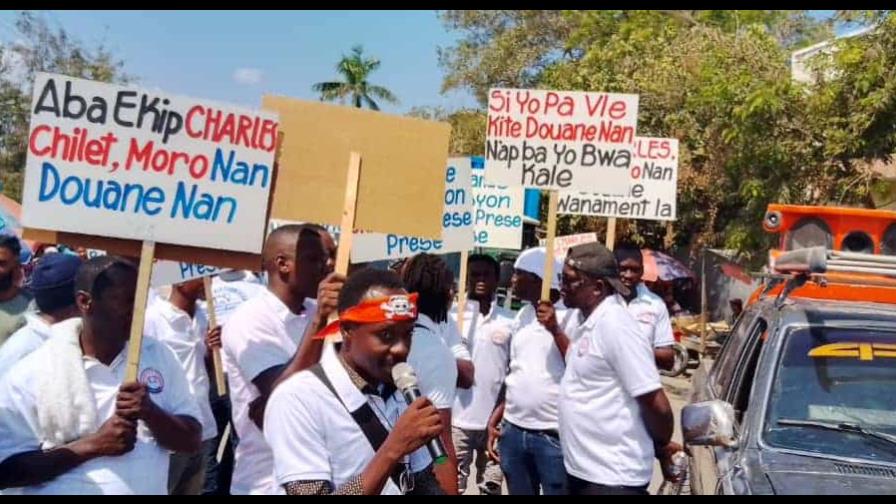 Comerciantes haitianos protestan por el aumento en tarifas aduaneras en Juana Méndez en Dajabón