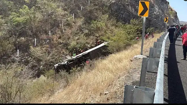 Al menos 14 fallecidos deja el choque de un autobús con un camión en el norte de México