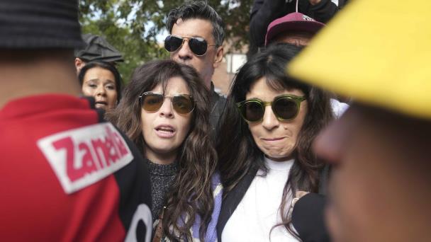 Fans de Maradona increpan a acusados por muerte del astro argentino en puerta del tribunal