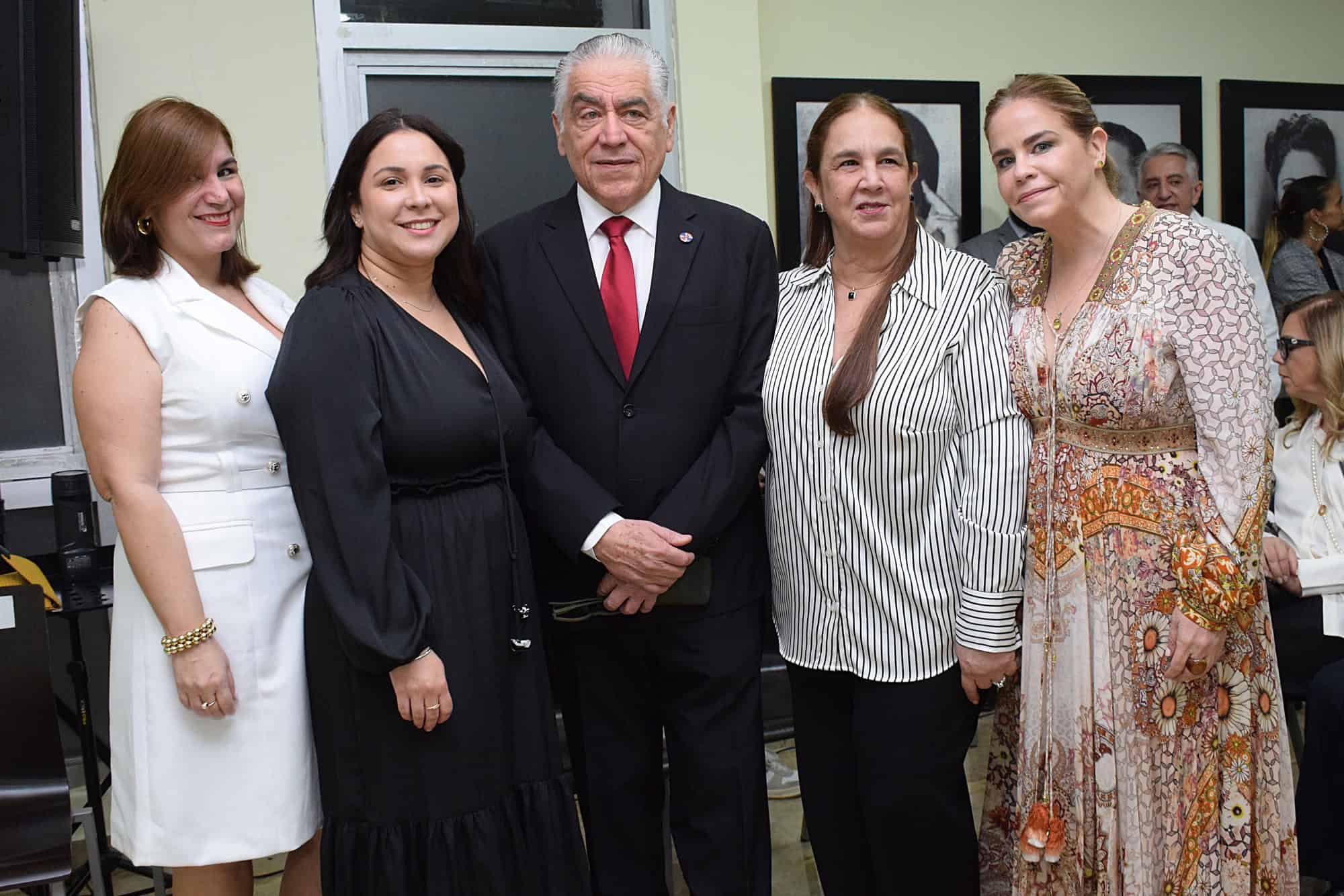 Miriam Soto, Natalia Fernández, José Miguel Soto Jiménez, Mercdes Soto y Claudine Soto.