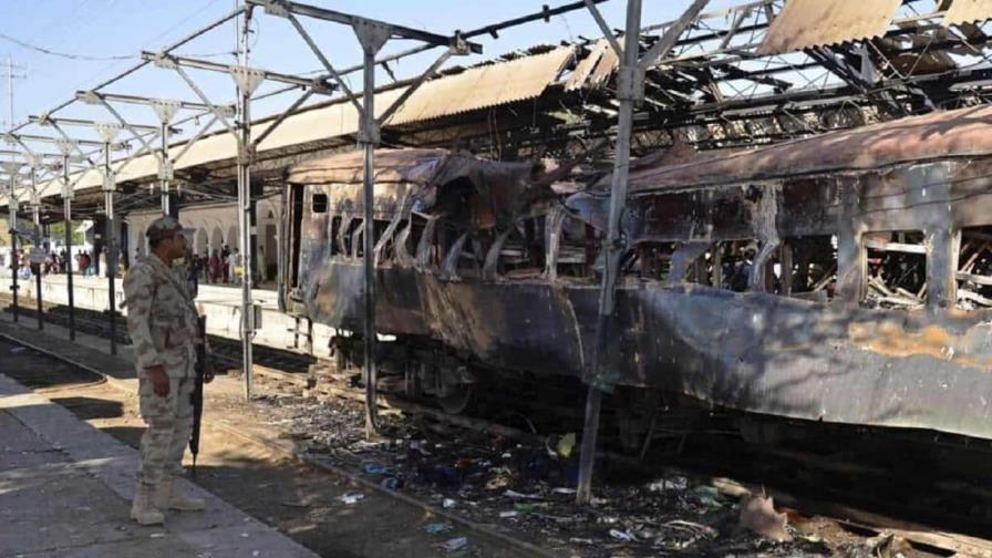 Grupo separatista toma más de 450 rehenes en un tren en el suroeste de Pakistán