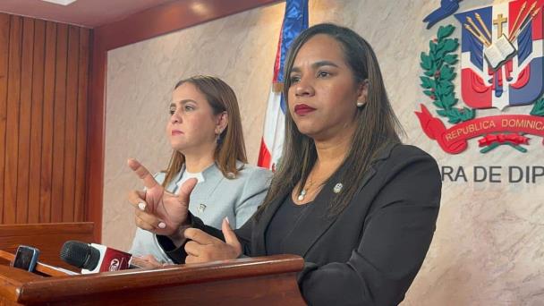 Diputadas someten proyecto para que entreguen kits menstruales - Diario  Libre