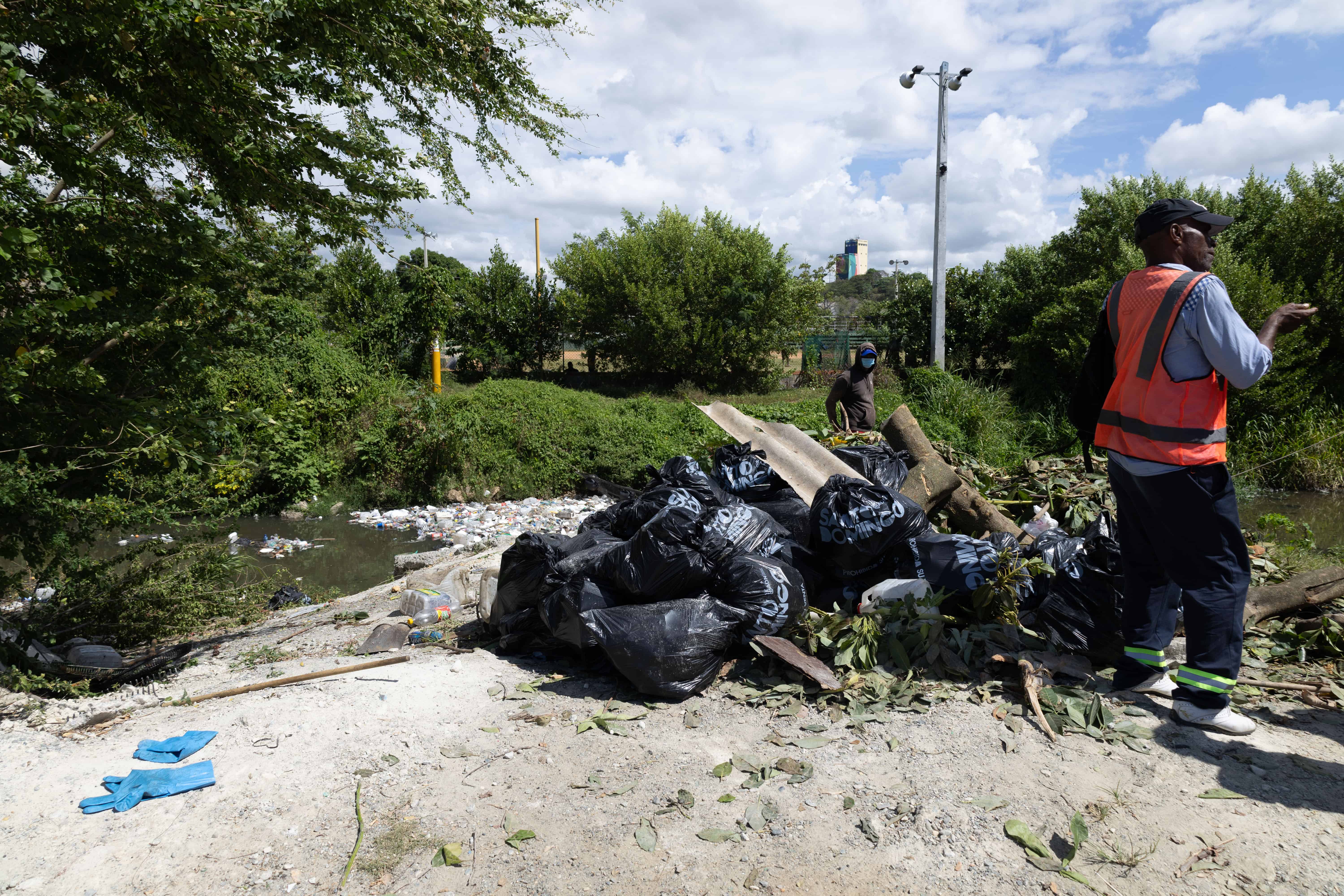 La basura sacada es enfundadas para que sea recogida por los camiones de la Alcaldía del DN.