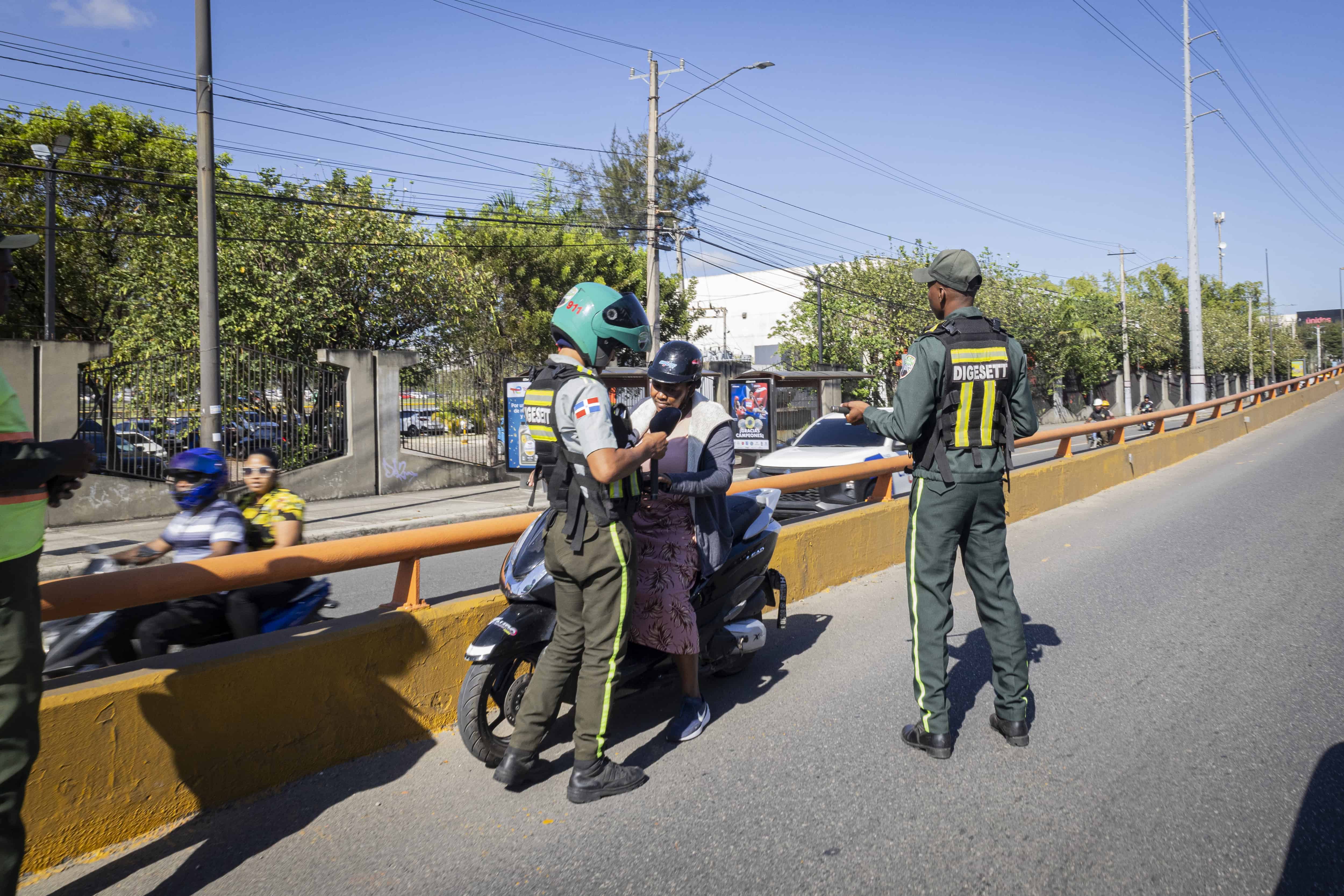 Momento de la detención de la mujer motorista.