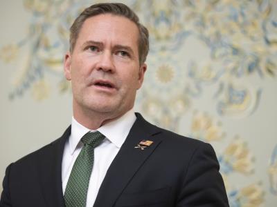Mike Waltz habla con homólogo ruso antes de reunión en Moscú