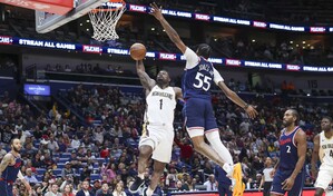 El novato Jeremiah Fears roza el triple-doble y conduce a los Pelicans a su primera victoria