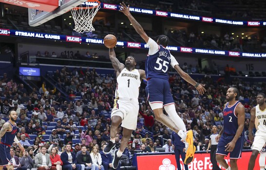 El novato Jeremiah Fears roza el triple-doble y conduce a los Pelicans a su primera victoria