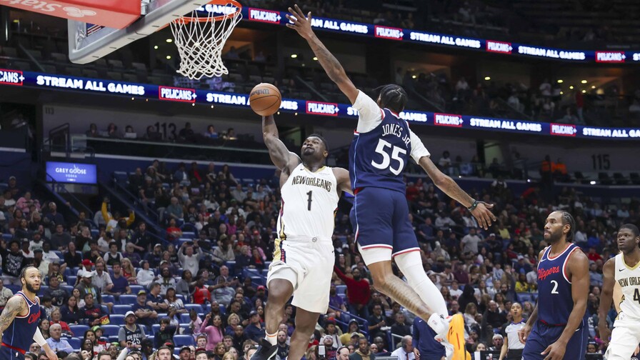 El novato Jeremiah Fears roza el triple-doble y conduce a los Pelicans a su primera victoria