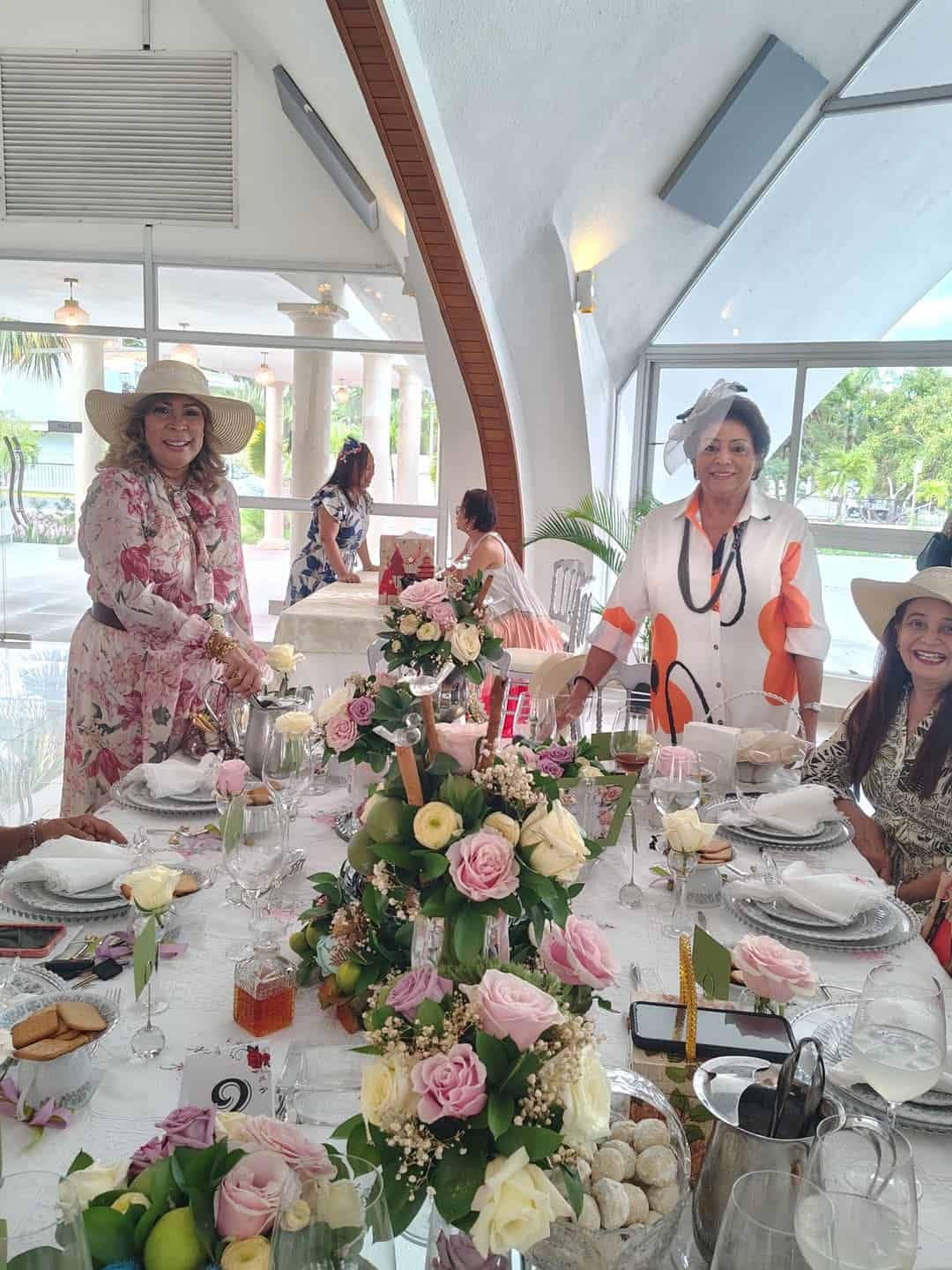 Josefina Flores Mota y Enma Mota en la mesa ganadora primer lugar.