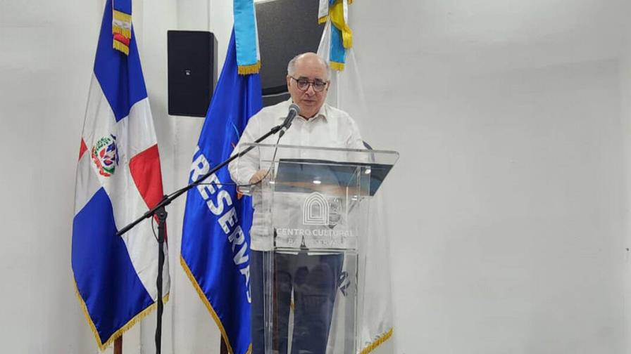 José Báez Guerrero presenta la edición trilingüe de su libro de cuentos Siete gotas de arena