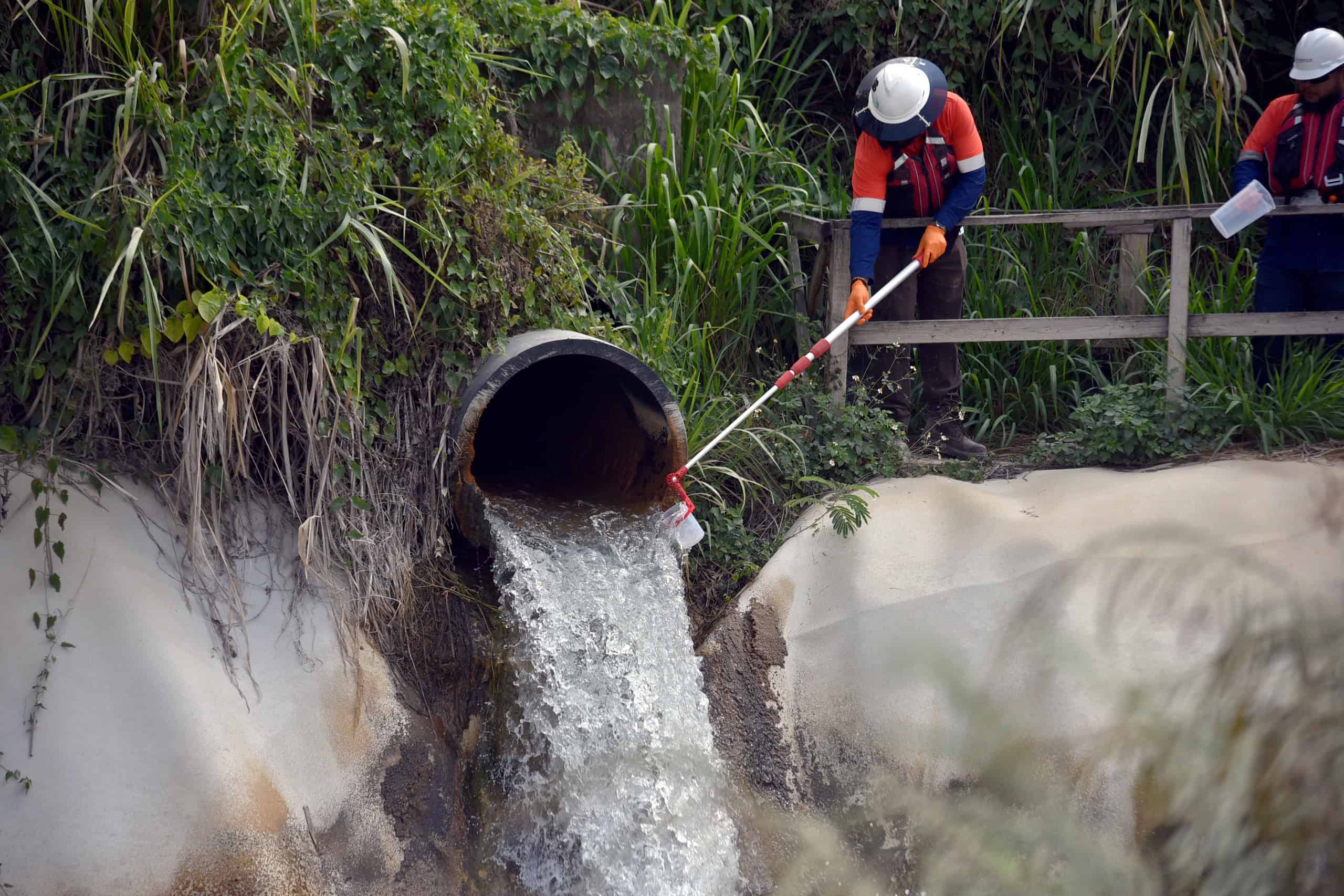 Un equipo de Intec examina el agua próximo a la mina.