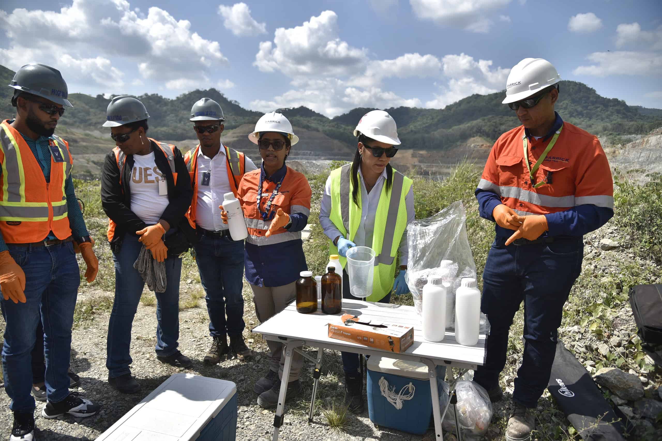 Andriana Rojas, encargada del laboratorio servicios analíticos y ambientales de Intec mientras examina el agua en la mina de Pueblo Viejo. 