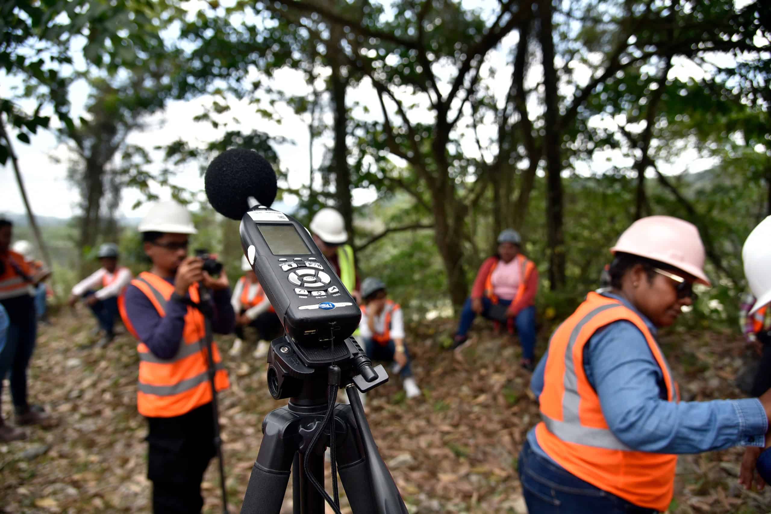 El equipo de Intec usa un sonómetro, instrumento diseñado para medir niveles sonoros de forma normalizada.