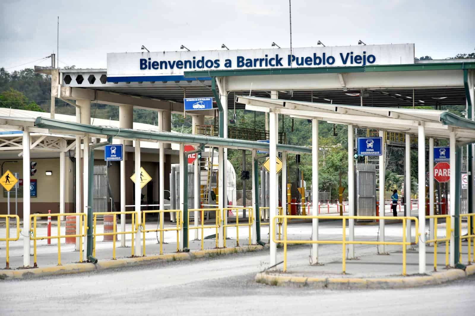 Entrada a Barrick Pueblo Viejo.