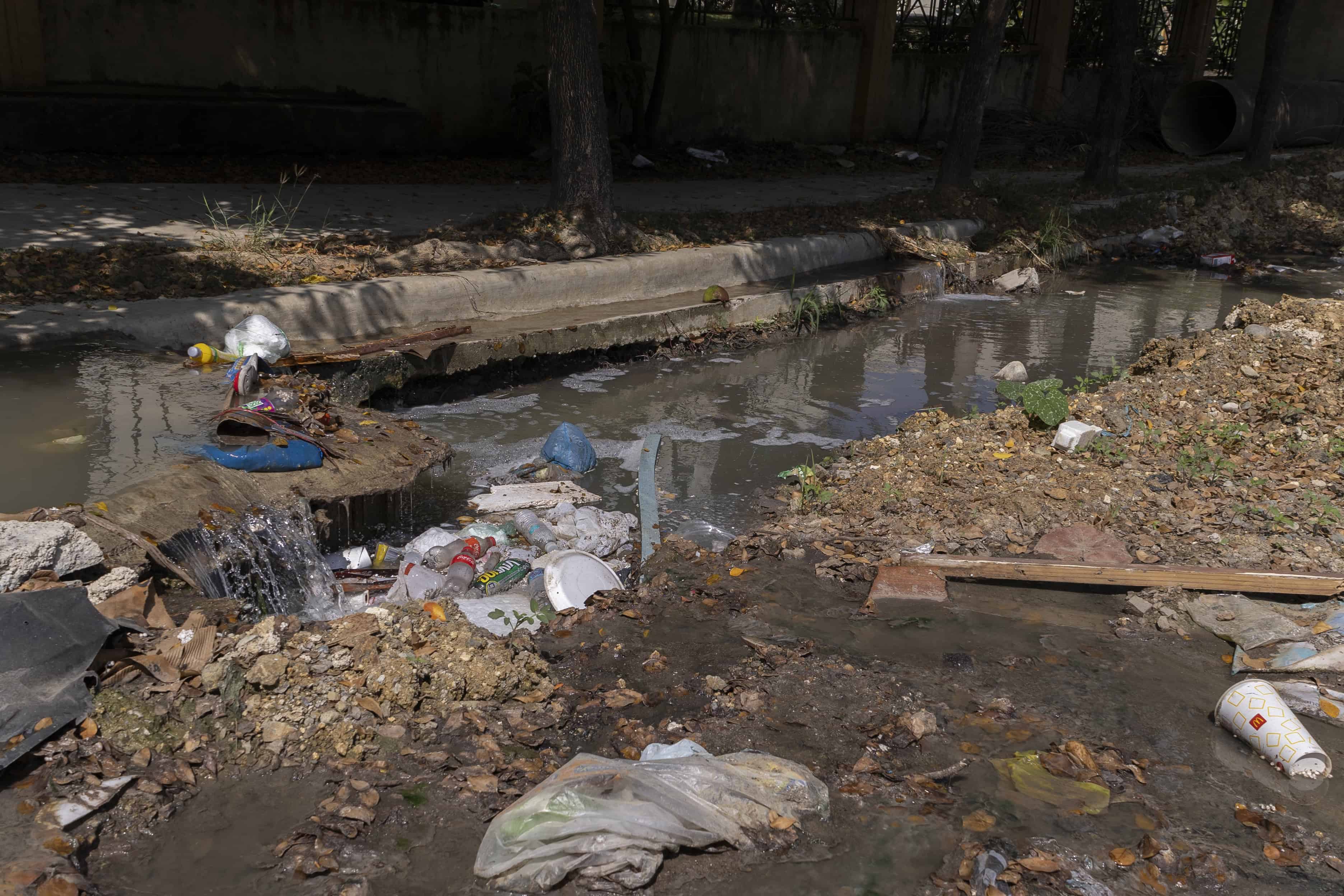 Parte de los contenes y aceras se han dañado por las aguas.