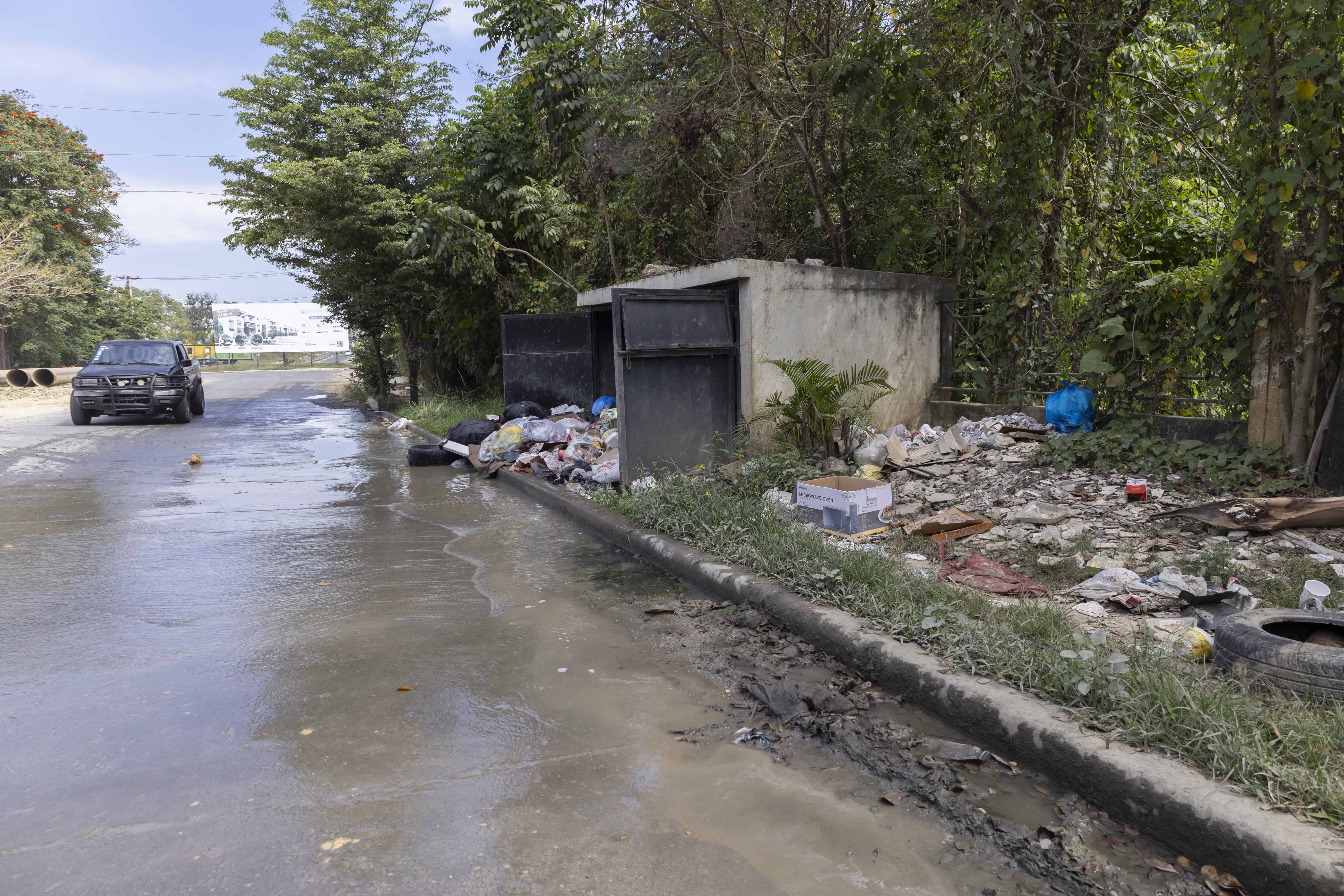 El agua corre por la calle.