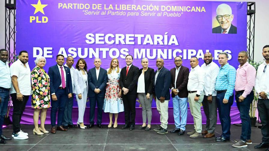 Alcaldes y directores municipales del PLD se reúnen